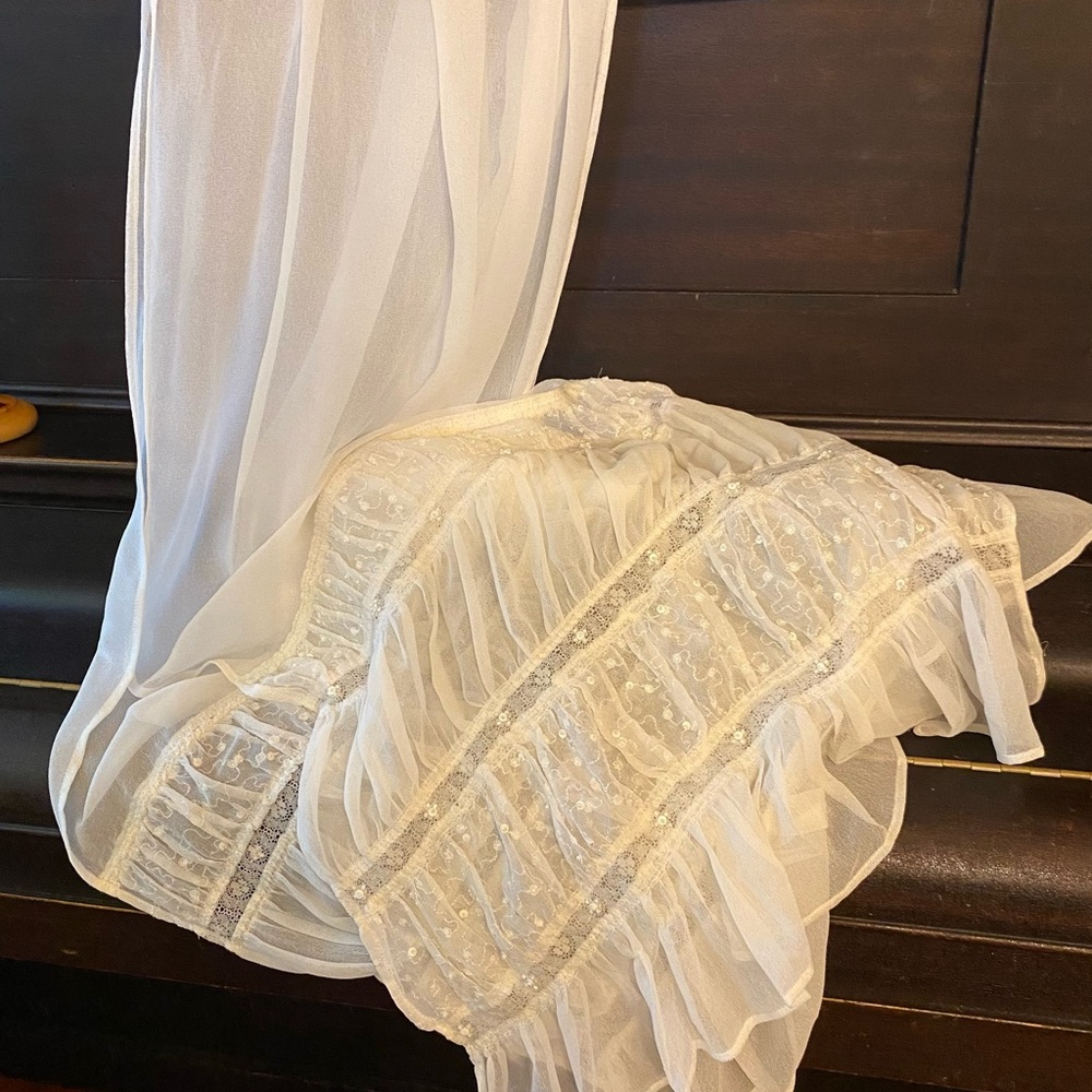 Gorgeous Elegant Ivory Shawl w Lace & Sequins - Picture 2 of 7
